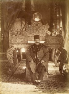 Naseeruddin Shah, Tahran, Gülistan Sarayı, Tavus Kuşu Tahtının önünde oturuyor