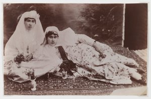 Buketlerle poz veren kadınlar (gümüş albümen fotoğraf)