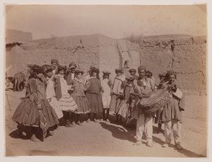 Kabile kostümü içinde dans eden bir grup kadın (gümüş albümen baskı)