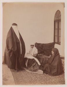 İki tesettürlü kadın ve bir çocuk (gümüş albümen fotoğraf)