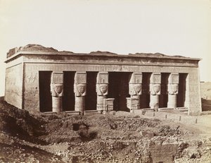 Dendera Tapınağı, tapınağın cephesinin kuzeydoğusundan görünüm by Antonio Beato