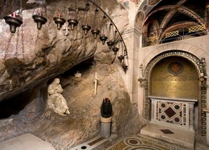 Antonio Raggi (veya Antonio Lombardo) (1624-1686) tarafından yapılan aziz heykeli ile St. Benedetto mağarasının görünümü. Bu mağarada aziz çekildi. 1657 Saint Benedetto Manastırı (Sacro Speco), Subiaco (Roma), İtalya