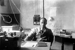 İtalyan fizikçi Enrico Fermi (1901-1954 Nobel Fizik Ödülü 1938) laboratuvarda (s/b fotoğraf)