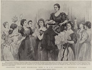 Cambridge, Newnham College'da Lady Wrangler'a başkanlık eden Bayan AMJE Johnson