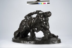 Lioness Cub ile Savaşta Kilitlenen Adam (bronz)