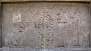 Ashurnasirpal, kanatlı mitolojik varlıklar ve tanrı Ashur