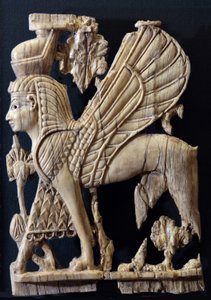 İnsan yüzlü Kanatlı Griffin, Fenike tarzı fildişi mobilya dekorasyonu, Nimrud, MÖ 800-700 (fildişi) by Assyrian