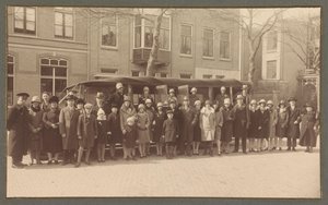 1928'de 40. yıl dönümü vesilesiyle yönetmen Arthur Schnitzler ve eşiyle birlikte 'Gelria' şemsiye fabrikası personelinin grup portresi by Atelier Grijpink