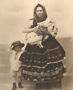 Slovak kadın ve çocuklar, c.1910 by Augustus F. Sherman