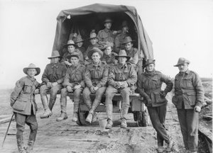 Bir kamyon dolusu Avustralyalı Topçu takviyesi, Hindenburg Hattı Savunmaları için savaşan 5. Avustralya Tümen Topçusunun bataryalarına katılmak için yol boyunca ilerliyor, by Australian Photographer