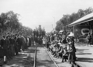 Bazı kasaba vatandaşlarıyla birlikte tren istasyonunda gezici bir işe alım treni (Donor Queensland İşe Alma Komitesi), Wallumbilla, Queensland, c.1916 by Australian Photographer