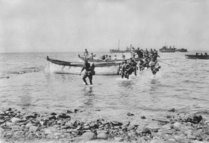 Avustralya askerleri, arka planda daha büyük gemilerden çıkarma botlarına bindirildikten sonra 25 Nisan 1915