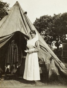 Steenwerck yakınlarındaki 2. Avustralya Yaralı Takas İstasyonundan Rahibe Ada Smith, Trois Arbres, Fransa, 1916 by Australian Photographer