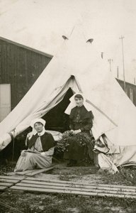 Rahibe Eleanor Wibmer Jeffries ve Rahibe Nellie Constance Morrice (sağda), Somme kıyısından toplanmış çiçeklerle 3 Nolu Avustralya Genel Hastanesi