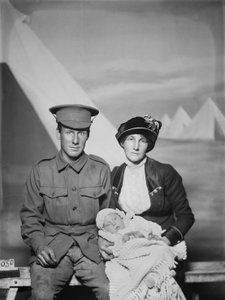 1159 Er (Pte) George Beamish Swanton, Avustralya 24. Taburu, Werribee, Victoria, eşi Nellie ve küçük bebeği Joan Helen, c. Mayıs 1915 by Australian Photographer
