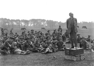 Çok Saygıdeğer William Morris (Billy) Hughes, dört mühimmat kutusundan oluşan bir platform üzerinde dururken, La Motte yakınında yaklaşık bir kiloluk 5. Avustralya Saha Ambulansının bir toplantısına hitap ediyor. by Australian Photographer