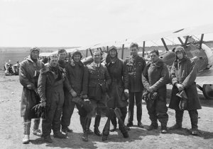 A Flight, No. 4 Filosu, Avustralya Uçan Kolordusu (AFC), Sopwith Camel uçağının önünde tam teçhizatlı bir şekilde, 16 Haziran 1918 by Australian Photographer