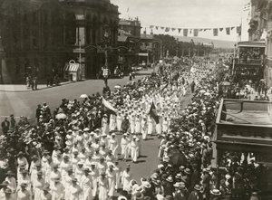 Barış Günü yürüyüşünü tutan kadınlar King William Caddesi, Adelaide, Güney Avustralya, Kasım 1918 by Australian Photographer