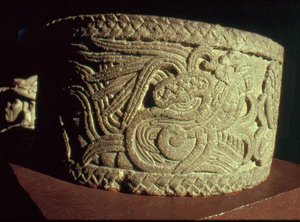 Tüylü Yılanlı Urn by Aztec