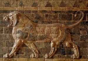 Nebuchadnezzar II (MÖ 605-562) yönetimindeki Babil Alay Yolu erigee: Mozaik bir tuğla aslanı betimleyen İştar Kapısı