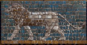 Nebuchadnezzar II (MÖ 605-562) yönetimindeki Babil Alay Yolu erigee: Mozaik bir tuğla aslanı tasvir eden İştar Kapısı