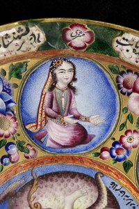 Astrolojik süslemeli kapaklı kase, tabak ve kaşık, 19. yüzyılın başları (emaye ve altın) by Baqir Baqir