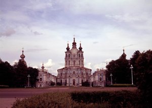 Mimari: 1748 ve 1835 yılları arasında mimar Francesco Bartolomeo Rastrelli (1700-1771), Saint Petersburg, Rusya tarafından inşa edilen Smolny manastırının görünümü.