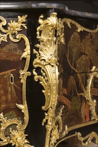 Louis XV klozet, c.1740 (ormolu montajlı Çin siyahı, çok renkli ve yaldızlı vernik, serpantin, mermer ve vernis)