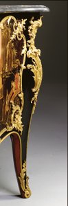 Louis XV komodin, c.1740 (ormolu montajlı Çin siyahı, çok renkli ve yaldızlı cila, serpantin, mermer ve vernis)