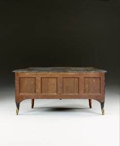 Louis XV komodin, c.1740 (ormolu montajlı Çin siyahı, çok renkli ve yaldızlı cila, serpantin, mermer ve vernis)