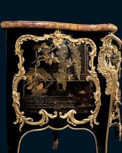 Komodin, c.1745 (ormolu monte edilmiş Japon cilası ve ebonize ahşap)
