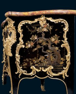Komodin, c.1745 (ormolu monte edilmiş Japon cilası ve ebonize ahşap)