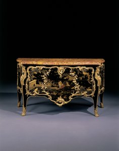 Komodin, c.1745 (ormolu monte edilmiş Japon cilası ve ebonize ahşap)