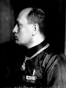 Siyah gömlekli ve askeri süslemeli Benito Mussolini