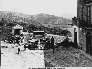 Piana dei Greci. Çeşmeli meydan. (s/b fotoğraf)