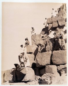 Turistler tarafından bir piramit tırmanma - Zengali kardeşlerin fotoğrafı, 19. yüzyılın sonlarında by Brothers Zangaki