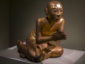 Monk dua için diz çöker. Burma