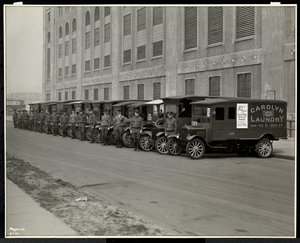 111 East 128th Street, East Harlem, New York, 1929 (gümüş jelatin baskı) adresindeki Carolyn Laundry'nin önüne park etmiş bir dizi teslimat kamyonu by Byron Company