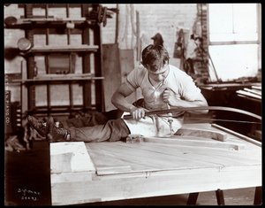 Hartman Piano Co. fabrikasında çalışan bir adam, 1907 (gümüş jelatin baskı)
