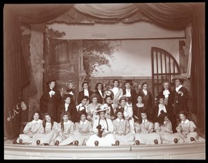 New York, Barnard College'da sunulan Angelina, The Orphaned Heiress adlı oyunun amatör yapımından bir sahne (gümüş jelatin baskı)