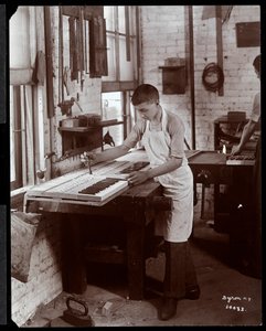Harrington Piano Co. fabrikasında çalışan genç bir adam, 1907 (gümüş jelatin baskı)