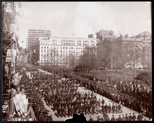 New York City Hall Park'ta Broadway'deki Cumhuriyetçi Altın Standart Geçit Töreninde yürüyen erkeklerin havadan görünümü, 1898 (gümüş jelatin baskı)