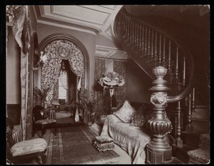 11 West 45th Street, New York, 1896-98 adresindeki Blakely Hall konutunda süslü bir oturma odası (gümüş jelatin baskı) by Byron Company