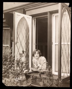 Anne Murdock Evde, c.1915 (gümüş jelatin baskı) by Byron Company