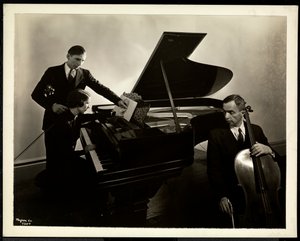 Kör kadın, Bayan Harding, piyano başında iki kör adama keman ve çello öğretiyor, 1936 (gümüş jelatin baskı) by Byron Company