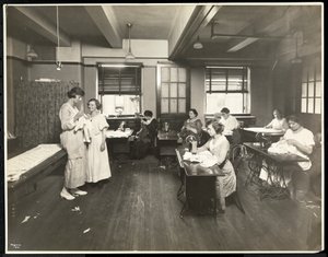 Kör genç kadınlar ve New York Körler Derneği'nde bir sınıfta dikiş diken bir öğretmen, 111 East 59th Street, New York, 1921 (gümüş jelatin baskı)
