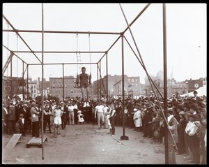 Hudson Bank Gymnasium and Playground, 53rd Street ve 11th Avenue, New York, 1898'de bir jimnastikçiyi izleyen kalabalık (gümüş jelatin baskı)