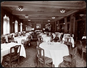 Hotel Delmonico'da yemek odası, 1902 (gümüş jelatin baskı) by Byron Company