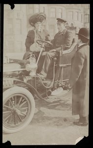 Hattie Williams, New York şehrinin ilk otomobillerinden birinde şoförle birlikte oturuyor, New York, 1890-1910 (gümüş jelatin baskı) by Byron Company