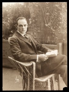Howard Estabrook bir bahçede, 1915-16 (gümüş jelatin baskı)